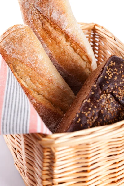 Φρέσκο ψωμί σε ένα καλάθι — Φωτογραφία Αρχείου