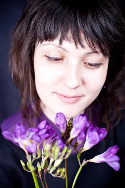 Frau mit lila Blume — Stockfoto