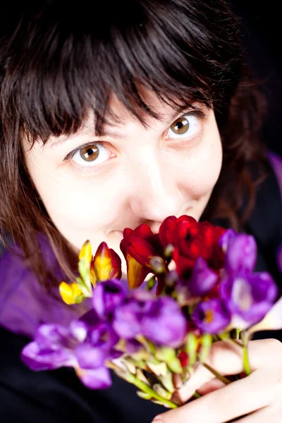 Frau mit lila Blume — Stockfoto