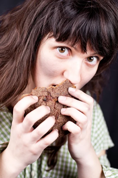 乞食のパンを食べる女性 — ストック写真