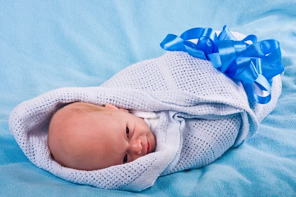 O recém-nascido sorridente — Fotografia de Stock