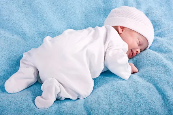 Спящий Ребенок Синем Фоне — стоковое фото