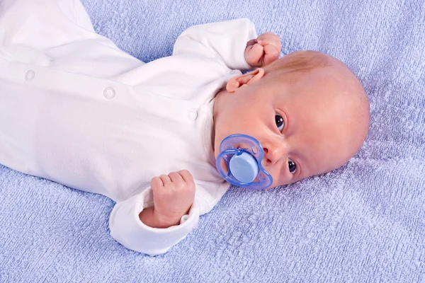 Bambino Con Manichino Sfondo Blu — Foto Stock