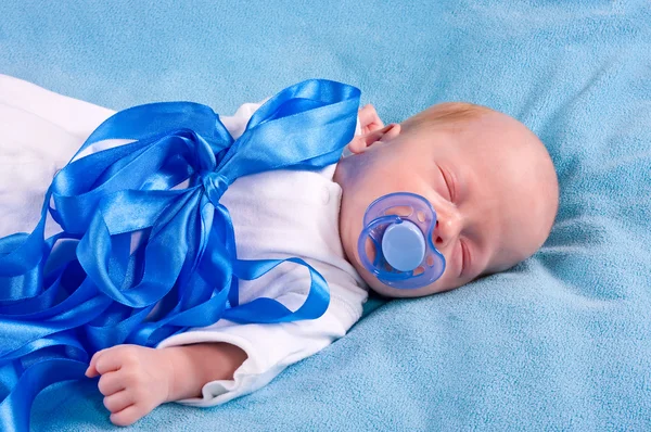 Bambino Addormentato Con Fiocco Blu — Foto Stock
