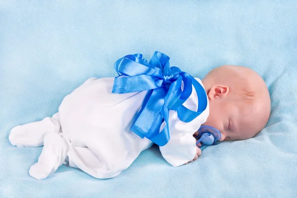 Niño Dormido Con Lazo Azul —  Fotos de Stock