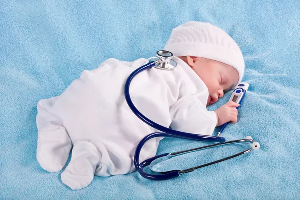 Младенец со стетоскопом — стоковое фото