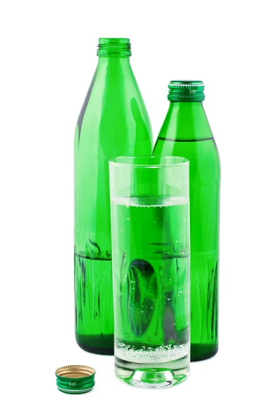 Voda v lahvích izolovaných na bílém pozadí. — Stock fotografie