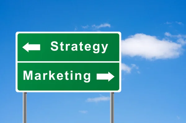 Firmar estrategia marketing cielo fondo . —  Fotos de Stock