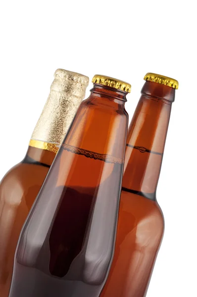 Bier in Flaschen in Nahaufnahme isoliert auf weiß. — Stockfoto