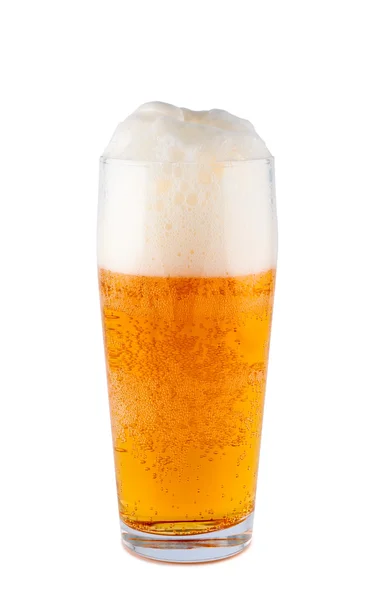 白い背景で隔離のガラスにビールを点灯します。クリッピング パス. — ストック写真