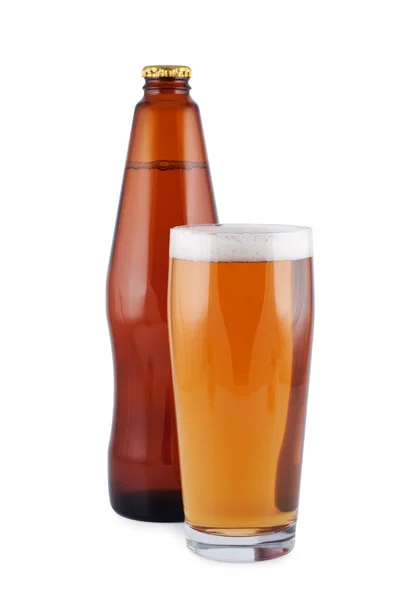 Bier, Flasche, Glas, isoliert auf weiß. — Stockfoto