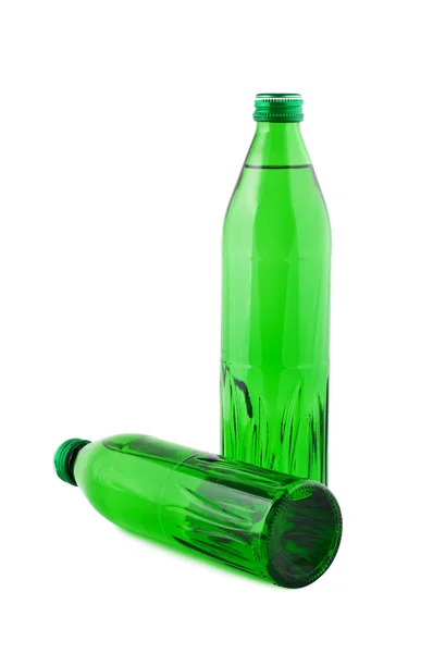 Acqua in bottiglie isolate su bianco. Percorso di ritaglio . — Foto Stock