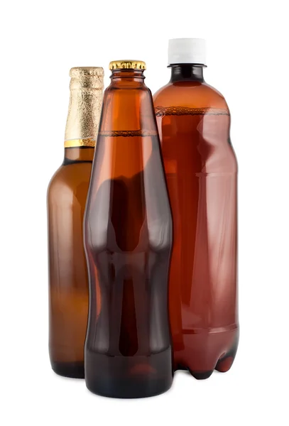 Пиво в пляшках крупним планом ізольовано на білому. Відсічний контур . — стокове фото