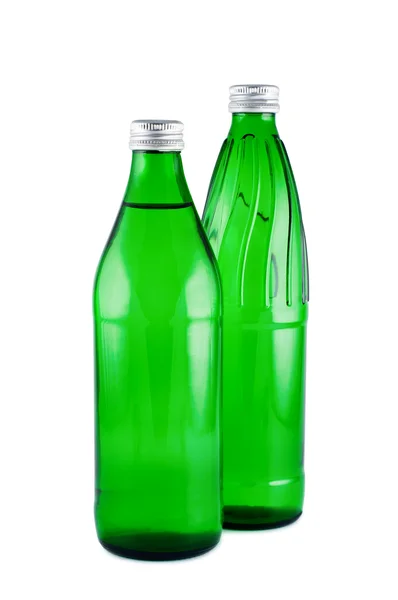 Wasser in Flaschen isoliert weiß. Schneidpfad. — Stockfoto