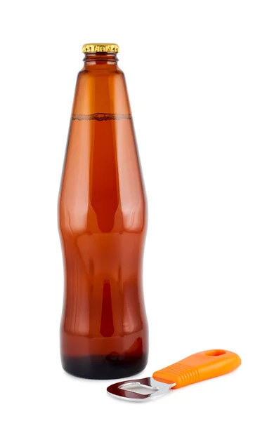 Пляшкове пиво, відкривач пляшок, ізольовано на білому. Відсічний контур . — стокове фото