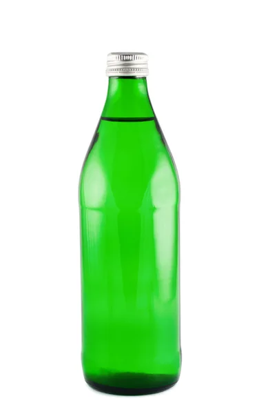Água em garrafa isolado fundo branco recorte caminho . — Fotografia de Stock