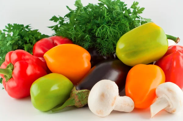 Grönsaker, paprika, aubergine, svamp, persilja, fänkål. — Stockfoto