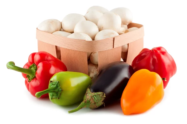 Legumes, pimenta, berinjela, cogumelos, backgrou branco isolado — Fotografia de Stock