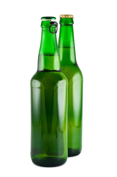 Dvě lahve piva obrázek ve studiu izolovaných na bílém. — Stock fotografie