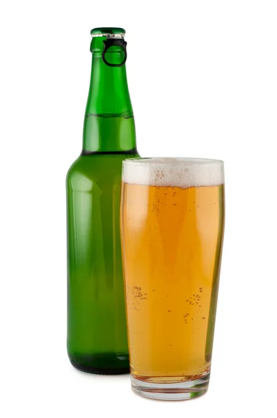 啤酒、 瓶、 玻璃、 白色背景的剪切路径上孤立. — 图库照片