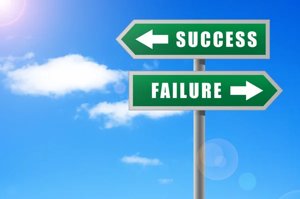Pijlen succes mislukking op hemelachtergrond. — Stockfoto