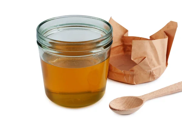 Miel dans un bocal avec cuillère en bois. Gros plan isolé . — Photo