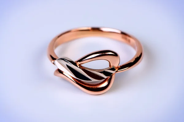 Γυναικείο χρυσό δαχτυλίδι μακροεντολή φωτογραφία. — Φωτογραφία Αρχείου