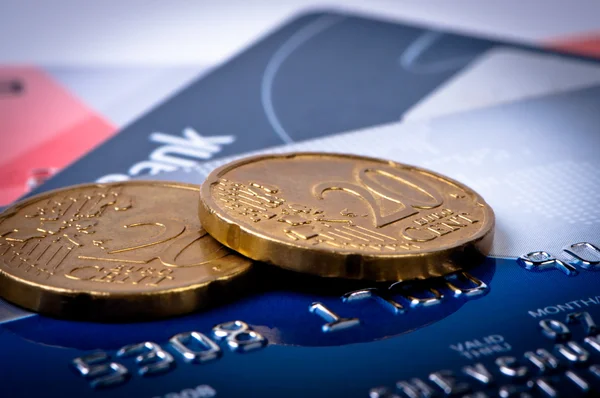 Кредитные карточки и монеты . — стоковое фото