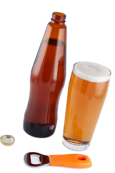 Cerveza en botella con abridor de botellas y vidrio. Ruta de recorte . — Foto de Stock
