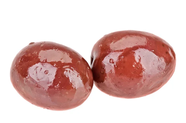 Dos frutas de aceitunas marrones en escabeche aisladas en blanco — Foto de Stock