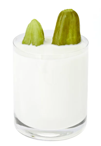 Productos alimenticios incompatibles leche y pepino salado —  Fotos de Stock