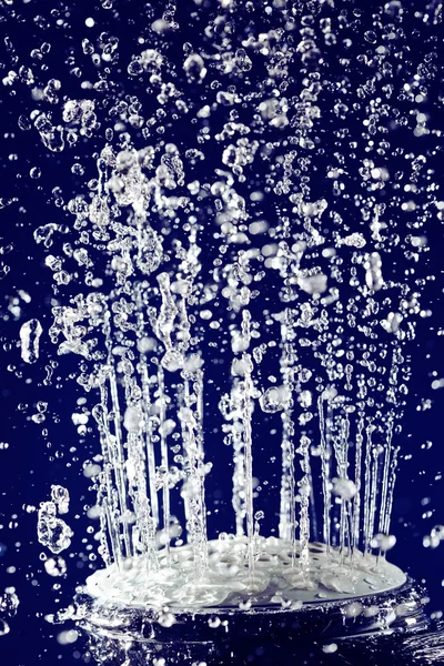 手淋浴冲洗用水已停止的运动上深蓝色滴 — 图库照片