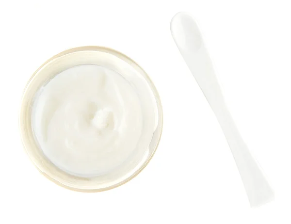 Crema facial y cuchara aislada en blanco —  Fotos de Stock