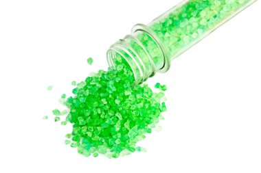 plastik şişe üzerinde izole dökülen yeşil ölü deniz tuzu