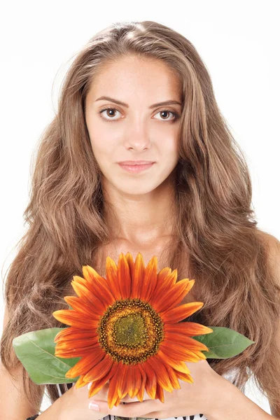 Jonge mooie vrouw met lange haren houden zonnebloem in de buurt van fac — Stockfoto