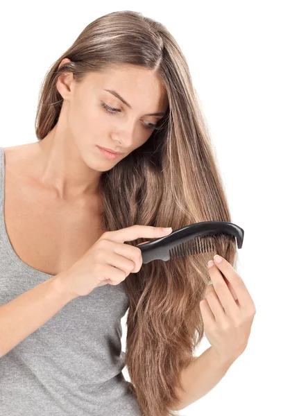 Jovem morena bela senhora pentear cabelos longos no branco — Fotografia de Stock