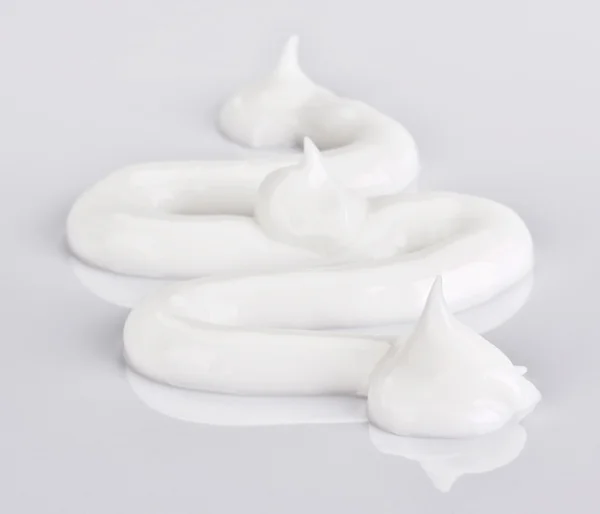 Campioni di crema viso leggera su bianco — Foto Stock