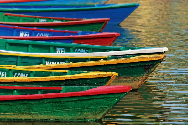 Bateaux couleur sur le lac Phewa, Pokhara, Népal — Photo