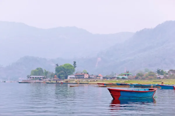 Ένα μπλε σκάφος στη λίμνη Πιούα, Ποκάρα, Νεπάλ — Φωτογραφία Αρχείου
