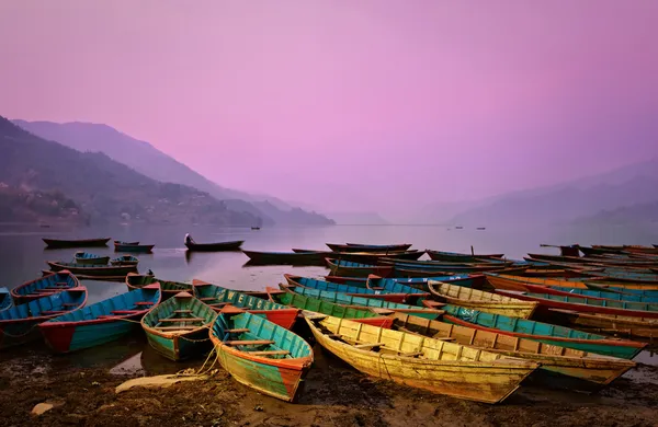 Bellissimo paesaggio crepuscolare con barche sul lago Phewa, Pokhara , — Foto Stock