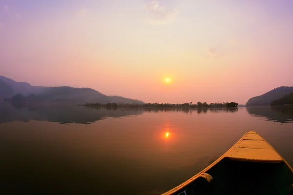 Όμορφη ανατολή του ηλίου τοπίο από τη βάρκα θέα στη λίμνη Πιούα, pokhar — Φωτογραφία Αρχείου