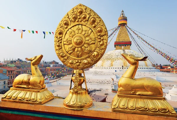 Σύμβολο χρυσό Βράχμα μπροστά από Στούπα Μπούντα Nath (Bodhnath) στη — Φωτογραφία Αρχείου