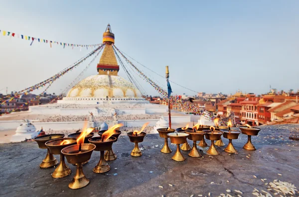 Många heliga ljus framför Boudha Nath (Bodhnath) stupa i — Stockfoto