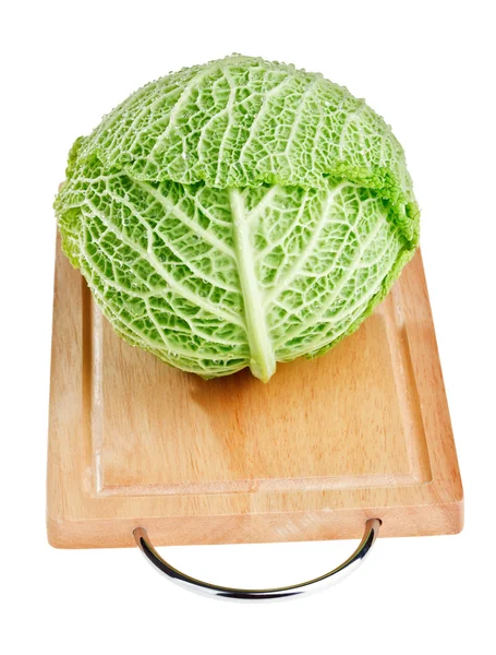 Φρέσκο πράσινο λάχανο κεφάλι στο ξύλινο κοπή του σκάφους πάνω από το λευκό bac — Φωτογραφία Αρχείου