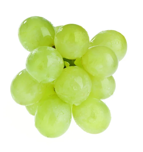 Bando de uvas brancas com gotas de água isoladas em branco — Fotografia de Stock