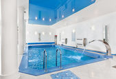 krytý plavecký bazén velký modrý interiér v moderní minimalismus styl