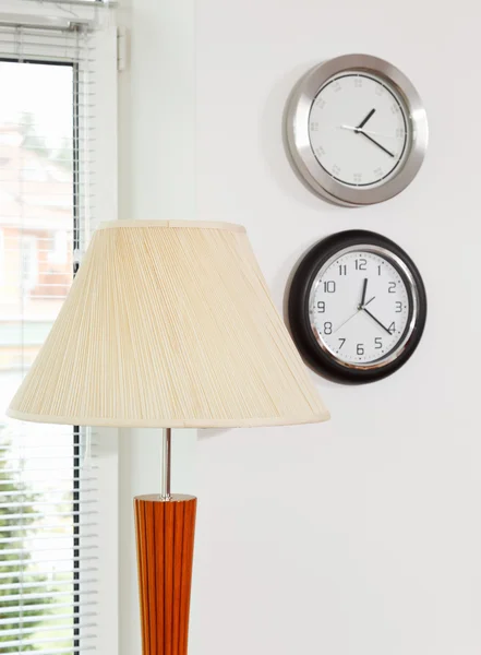 Parte del interior de estilo minimalista moderno con pantalla de lámpara y clo — Foto de Stock