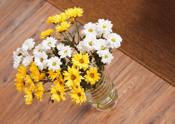 Bouquet Chamomile Flowers Glass Vase Wooden Floor — Stock Photo, Image