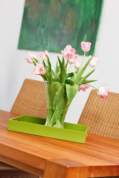 在木桌上的玻璃花瓶中的粉色郁金香花束 — 图库照片