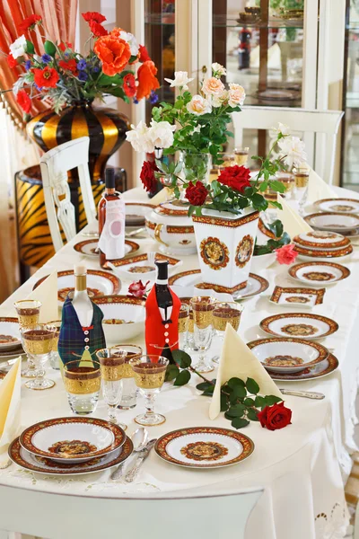 Citas de mesa exuberantes con porcelana roja y rosa — Foto de Stock